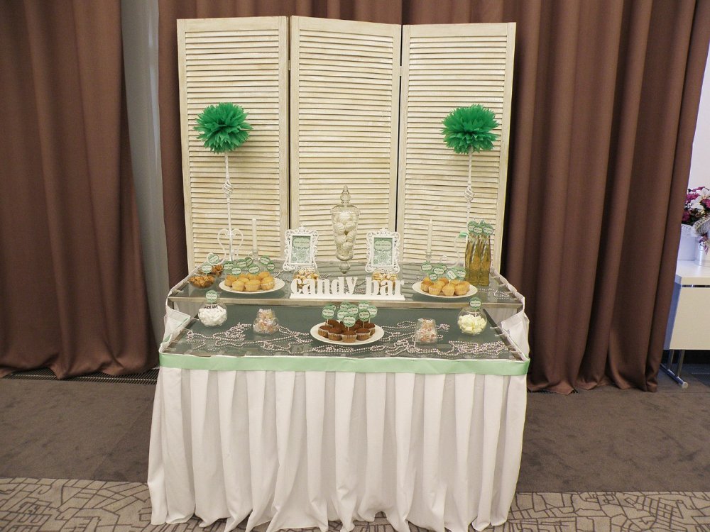 Сладкий стол с ширмой на лаймовой свадьбе